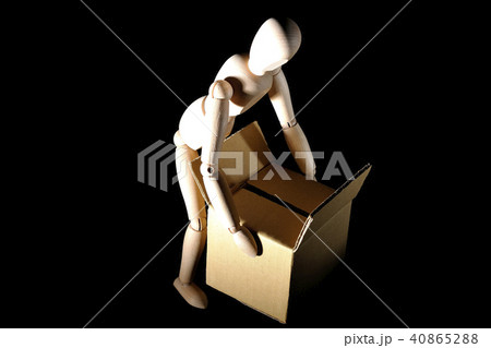 荷物を運ぶ　腰痛　ひざ痛 40865288