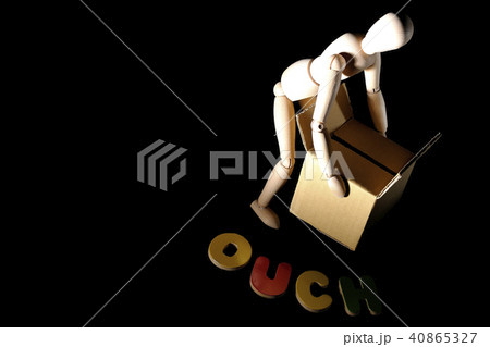 Ouch! やってしまったぎっくり腰。持ち上げたその瞬間。悲しきその姿 Ouch! やってしまったぎっくり腰。持ち上げたその瞬間。悲しきその姿 40865327