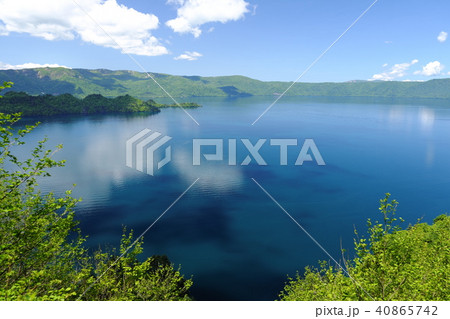 展望台から眺める初夏の十和田湖 展望台から眺める初夏の十和田湖 40865742