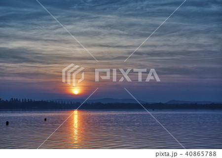 Beautiful sunset over the lake Beautiful sunset over the lake 40865788