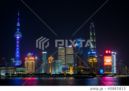 上海 プードン・ルージャーズイ(浦東・陸家嘴)の夜景 外灘(がいたん)から望む 上海 プードン・ルージャーズイ(浦東・陸家嘴)の夜景 外灘(がいたん)から望む 40865813