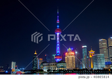 中国 上海 浦東新区 ほとうしんく の東方明珠塔 オリエンタルパールタワー 東方テレビタワーの夜景の写真素材