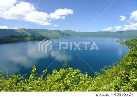 展望台から眺める初夏の十和田湖 展望台から眺める初夏の十和田湖 40865827