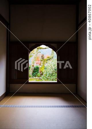 京都 大原三千院　客殿の火灯窓 40867002