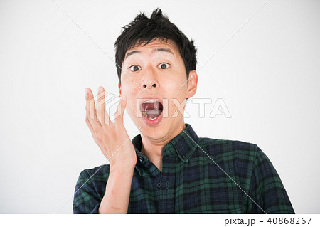 驚く若い日本人男性 ショック 顔の写真素材