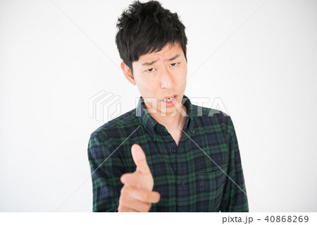 指摘する若い日本人男性 指摘する若い日本人男性 40868269