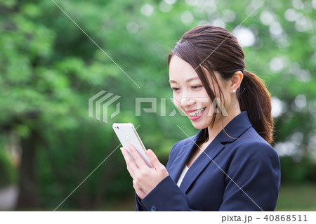 ビジネスウーマン(スマホ) ビジネスウーマン(スマホ) 40868511