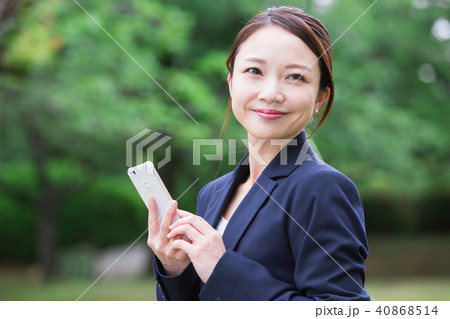 ビジネスウーマン(スマホ) ビジネスウーマン(スマホ) 40868514