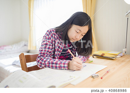 勉強する子ども 勉強する子ども 40868986