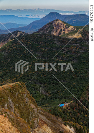 八ケ岳連峰・硫黄岳の爆裂火口と天狗岳・蓼科山と北アルプス遠望 40870215