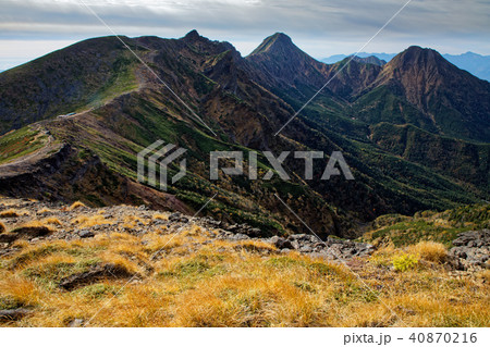 八ヶ岳連峰・硫黄岳山頂の草紅葉と八ヶ岳主峰群 八ヶ岳連峰・硫黄岳山頂の草紅葉と八ヶ岳主峰群 40870216
