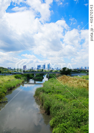 新大道橋より青空が広がるさいたま新都心と芝川に映える景観を望む 40870543