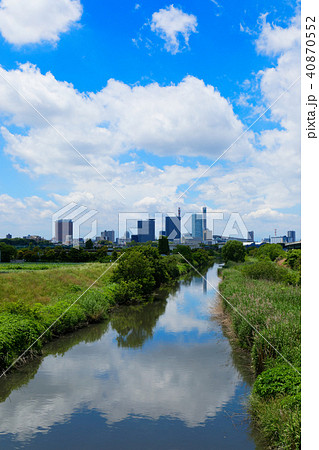 青空が広がるさいたま新都心と芝川に映える景観 40870552