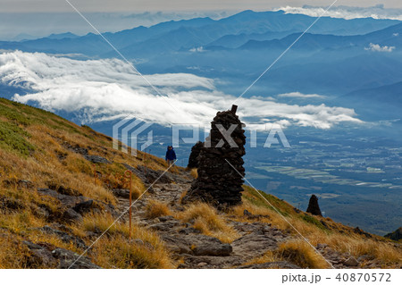 八ヶ岳連峰 硫黄岳山頂から奥秩父連山の眺めの写真素材