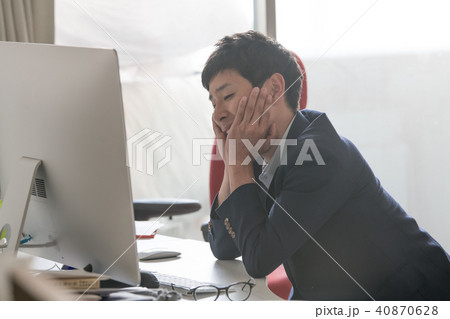 頬杖をつくビジネスマン 若い日本人男性 40870628