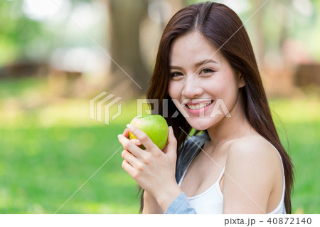Asian women model hand hold Green Apple Asian women model hand hold Green Apple 40872140