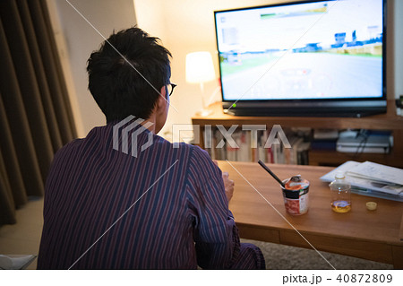 テレビゲームに熱中する若い日本人男性 40872809
