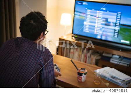 テレビゲームに熱中する若い日本人男性 40872811