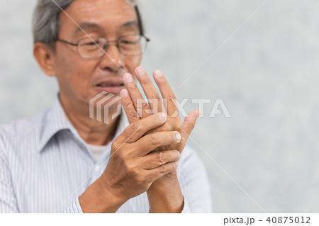 Asian elder suffer hand palm tendon muscle pain. 40875012