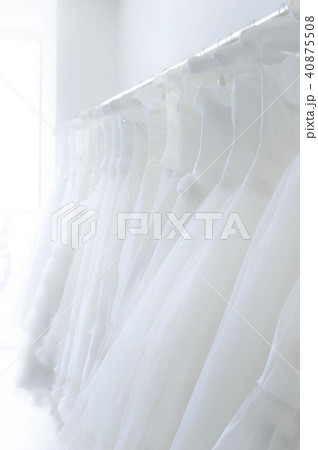 純白で美しいウェディングドレス 40875508