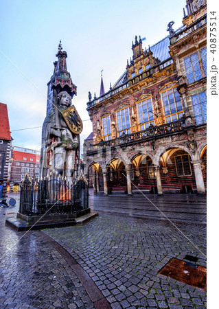 The Bremen Roland statue and Old Town Hall in the market square 40875514