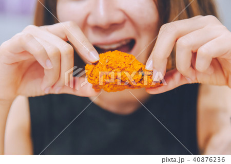 Girl Eating delicious tasty fried chicken wing 40876236