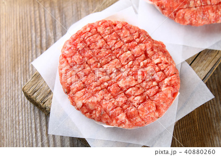 Raw minced meat for home made grill burgers 40880260
