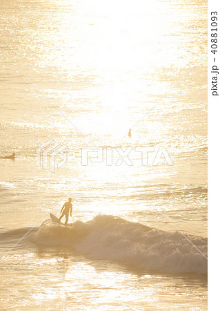 早朝　サーファーシルエット キラキラ 40881093