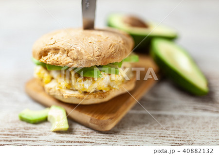Avocado and egg sandwich 40882132