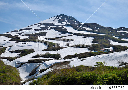 鳥海山の雪解けの写真素材