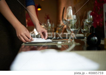 Setting table 40885759