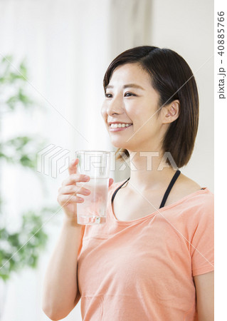 水分補給する若い女性 40885766