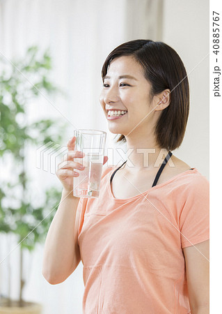 水分補給する若い女性 40885767