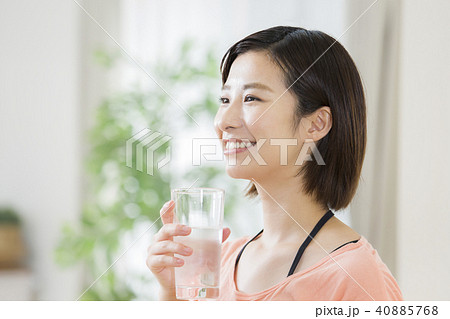 水分補給する若い女性 40885768