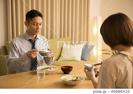 夕飯を食べるカップル 夕飯を食べるカップル 40886410
