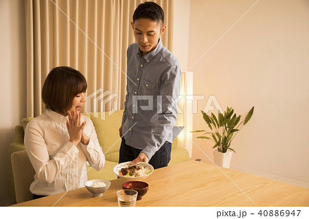 妻に夕飯を出す夫 40886947