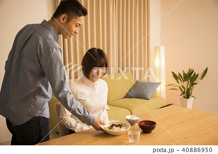 妻に夕飯を出す夫 40886950