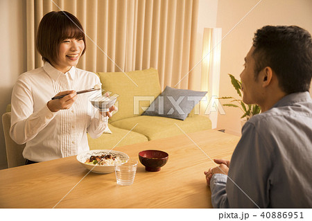 妻に夕飯を出す夫 40886951