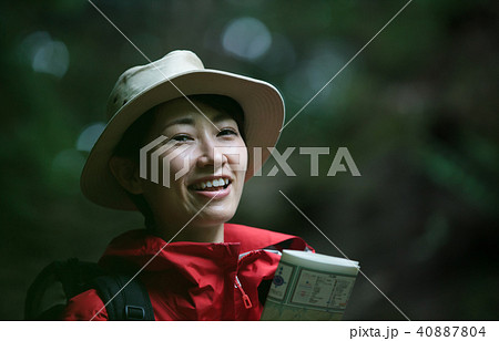 山を歩く女性 山を歩く女性 40887804