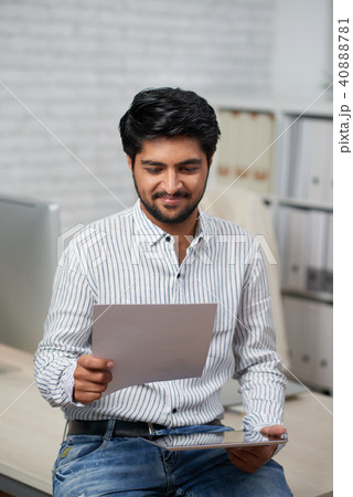 Businessman reading document 40888781