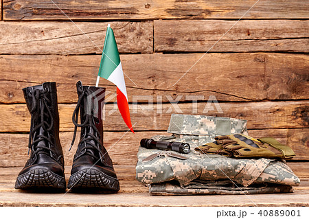 Set of italy army soldier uniform equipment and flag. 40889001