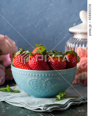 Strawberries in bowl with heart and meringues Strawberries in bowl with heart and meringues 40889356