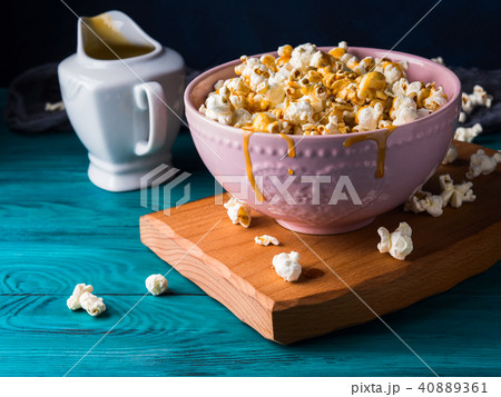 Popcorn with caramel in bowl on dark background 40889361