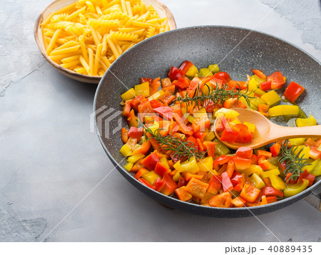 Cooking bell peppers as sauce for pasta 40889435
