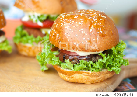 Delicious and juicy burger 40889942