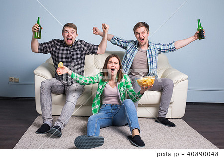 Young friends drink beer and cheering for football 40890048