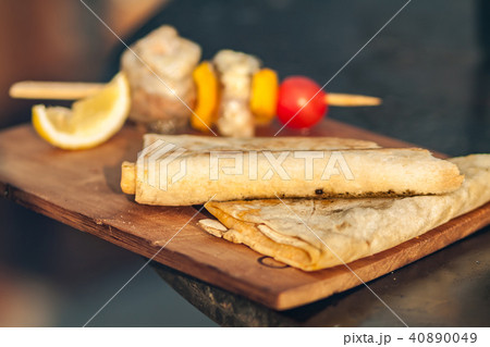 Pita bread and fish barbecue  40890049