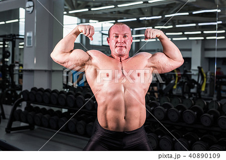 Muscular bodybuilder guy in gym 40890109