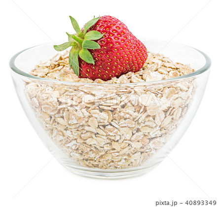 Oat flakes with strawberry isolated on white 40893349