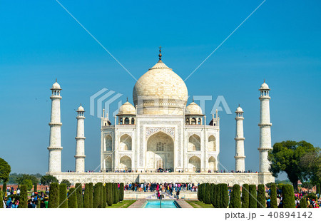 The Taj Mahal, the most famous monument of India. Agra - Uttar Pradesh 40894142